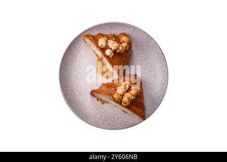 Croissant croustillant sucré avec caramel salé et pop-corn glacé sur fond blanc Banque D'Images