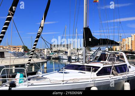 Carnon, Palavas-les-Flots, Montpellier en France - août 25 2024 : marina près de Montpellier avec de nombreux bateaux sur l'eau Banque D'Images