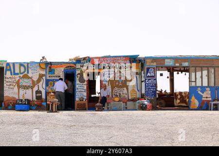 Autoroute 35 en Jordanie - 11 mai 2024 : petite boutique et café au point de vue du barrage Mujib Moujib sur la rivière Wadi Mujib, entre les villes de Madaba et Kerak Banque D'Images