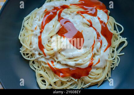 Spaghetti à la sauce tomate et mayonnaise. Banque D'Images