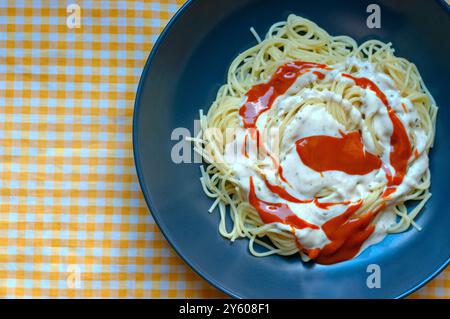Spaghetti à la sauce tomate et mayonnaise. Banque D'Images