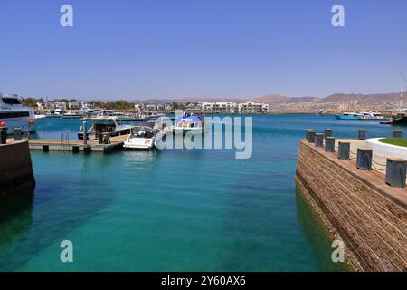 Aqaba en Jordanie - 17 mai 2024 : bateaux dans le port d'Aqaba Banque D'Images