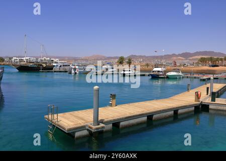 Aqaba en Jordanie - 17 mai 2024 : bateaux dans le port d'Aqaba Banque D'Images