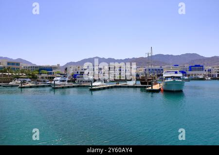 Aqaba en Jordanie - 17 mai 2024 : bateaux dans le port d'Aqaba Banque D'Images