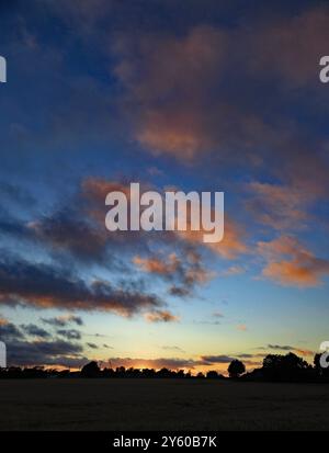 Derniers rayons de la journée après ce qui avait été une journée assez humide dans le West Lancashire, au-dessus de la zone industrielle de Burscough. Banque D'Images