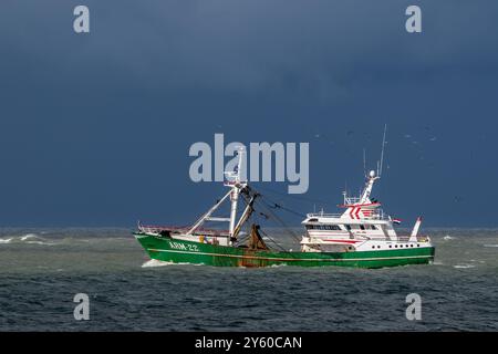 Chalutier hollandais Klaas Adriana ARM-22 chalutage de fond et pêche électrique pulsée le long de la côte de la mer du Nord en Zélande, aux pays-Bas, par un jour de pluie Banque D'Images