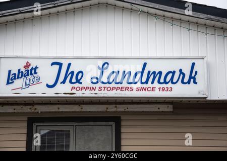 Le panneau Landmark, un pub abandonné et délabré sur la route de conception Bay à conception Harbour, Terre-Neuve-et-Labrador, Canada Banque D'Images