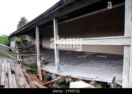 Pont cassé au pub abandonné et délabré Landmark sur la route de conception Bay à conception Harbour, Terre-Neuve-et-Labrador, Canada Banque D'Images