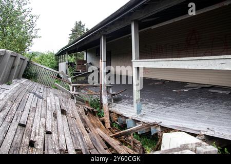 Pont cassé au pub abandonné et délabré Landmark sur la route de conception Bay à conception Harbour, Terre-Neuve-et-Labrador, Canada Banque D'Images