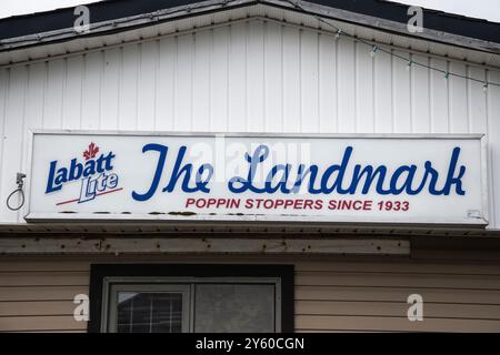 Le panneau Landmark, un pub abandonné et délabré sur la route de conception Bay à conception Harbour, Terre-Neuve-et-Labrador, Canada Banque D'Images