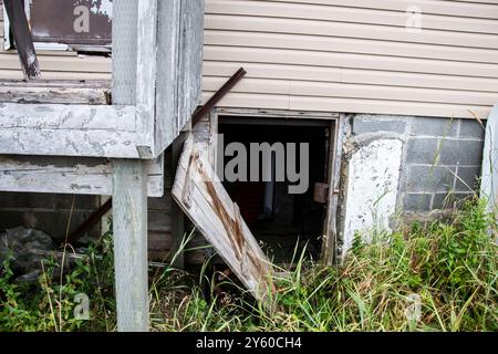 Entrée arrière du pub abandonné et délabré Landmark sur la route de conception Bay à conception Harbour, Terre-Neuve-et-Labrador, Canada Banque D'Images