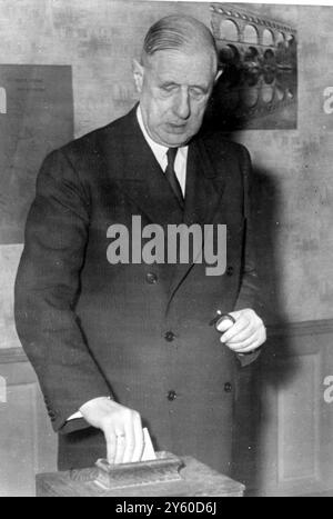 LE PRÉSIDENT CHARLES DE GAULLE VOTE SUR L'INDÉPENDANCE ALGÉRIENNE / 8 JANVIER 1961 Banque D'Images