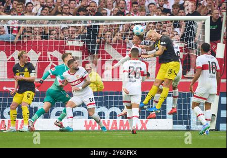 Niklas Suele, 25 BVB en compétition pour le ballon, plaquage, duel, header, zweikampf, action, combat contre Maximilian Mittelstaedt, VFB 7 Deniz Undav, VFB 26 Jamie Leweling, VFB 18 Anthony Rouault, VFB 29 dans le match VFB STUTTGART - BORUSSIA DORTMUND 5-1 le 22 septembre 2024 à Stuttgart, Allemagne. Saison 2024/2025, 1.Bundesliga, Journée 4, 4.Spieltag photographe : ddp images / STAR-images - LA RÉGLEMENTATION DFL INTERDIT TOUTE UTILISATION DE PHOTOGRAPHIES comme SÉQUENCES D'IMAGES et/ou QUASI-VIDÉO - Banque D'Images