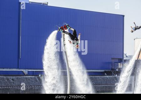 Festival portuaire à Stuttgart. Spectaculaire jet ski et flyboard spectacle sur le Neckar. Stuttgart, Bade-Wuerttemberg, Allemagne, Europe Banque D'Images