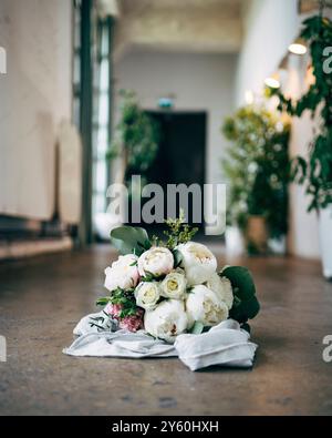 Élégant bouquet floral assis dans un cadre intérieur minimaliste Banque D'Images