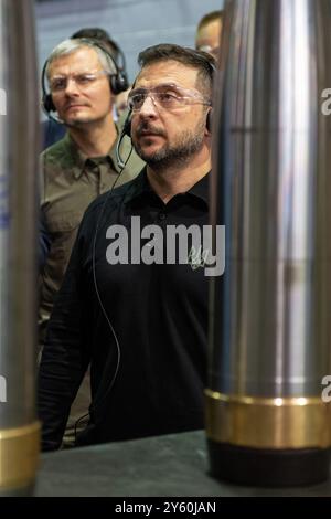 Scranton, États-Unis. 22 septembre 2024. Le président ukrainien Volodymyr Zelenskyy, à droite, observe l’achèvement du processus de virage brutal pour des obus d’artillerie de 155 mm à l’usine de munitions de l’armée de Scranton, le 22 septembre 2024 à Scranton, Pennsylvanie. Zelensky a rencontré une délégation américaine et a visité l'usine de munitions de l'armée de Scranton à Scranton. Crédit : SFC Curt Loter/U. S Army photo/Alamy Live News Banque D'Images