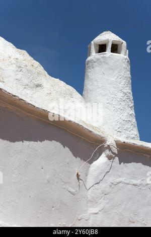 Tour historique blanche sous un ciel bleu à la lumière du soleil, cheminée d'une demeure de grotte, quartier des grottes, Troglodytos, Barrio de Cuevas, Guadix, Grenade provi Banque D'Images