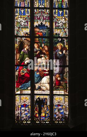 Vue intérieure, vitrail gothique tardif, fenêtre de l'église, église paroissiale, église paroissiale de Saint-Nicolas, Merano, Merano, Tyrol du Sud, P autonome Banque D'Images