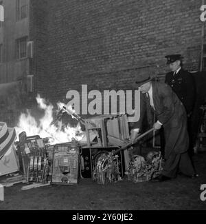 MACHINERIE POLICE INSP SUPERVISANT LA DESTRUCTION D'UN BANDITS DE BRAS 6 DÉCEMBRE 1960 Banque D'Images