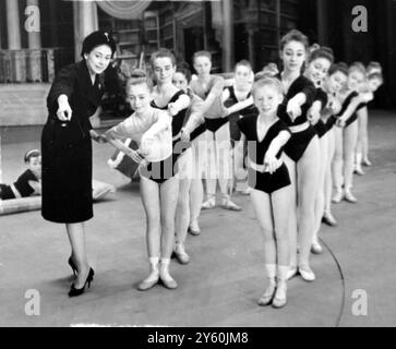 PRIMA BALLERINE DAME MARGOT FONTEYN JEUNES DANSEUSES / 4 DÉCEMBRE 1960 Banque D'Images