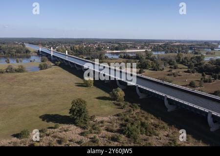 Jonction de la voie navigable de Magdeburg, Mittelland canal traverse l'Elbe dans un pont en auge, Hohenwarthe, Saxe-Anhalt, Allemagne, Europe Banque D'Images