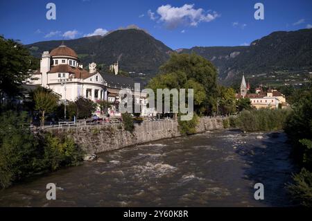 Hôtel spa, rivière passer, promenade d'hiver, promenade, à l'arrière église des jeunes, ancien Herz-Jesu-Kirche, Meran, Merano, Tyrol du Sud, Provin autonome Banque D'Images