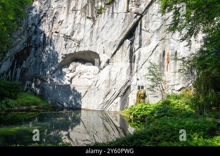 Lucerne, Suisse - 19 juillet 2024 : le célèbre Monument du Lion à Lucerne en Suisse, sculpté dans la pierre près d'un étang Banque D'Images