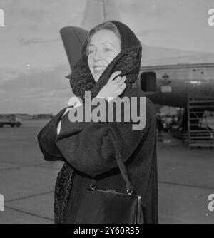 Nadia Nerina s'envole de tournée réussie. Londres : avec le col de manteau retourné contre la brise , la danseuse de ballet Nadia Nerina , arrive à l'aéroport de Londres de Moscou , après sa tournée réussie en Union soviétique avec le ballet Bolchoï le 4 novembre 1960 Banque D'Images