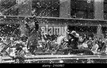 DÉFILÉS - LE PRÉSIDENT AMÉRICAIN , DWIGHT D. EISENHOWER ET LE VICE-PRÉSIDENT , RICHARD NIXON , LORS DE LA FÊTE TICKERTAPE BLITZKREIG À NEW YORK, ÉTATS-UNIS - 3 NOVEMBRE 1960 Banque D'Images