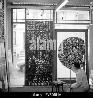 PRÉPARATION DES VITRAUX POUR L'ÉGLISE D'EBENEZER 31 OCTOBRE 1960 Banque D'Images