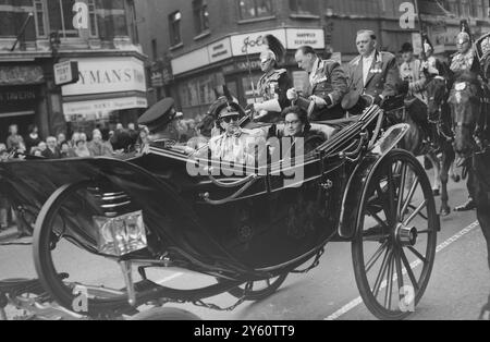 MAHENDRA KING RATNA REINE EN CALÈCHE OUVERTE LONDRES 18 OCTOBRE 1960 Banque D'Images