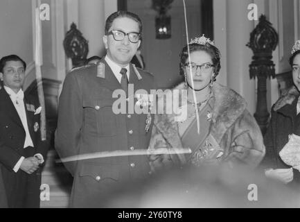 MAHENDRA KING RATNA QUEEN À L'AMBASSADE DU NÉPAL À LONDRES LE 18 OCTOBRE 1960 Banque D'Images