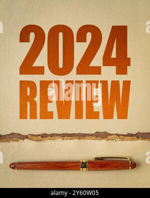 revue de l'année 2024 - résumé de mot sur papier d'art avec un stylo, concept d'affaires de fin d'année Banque D'Images