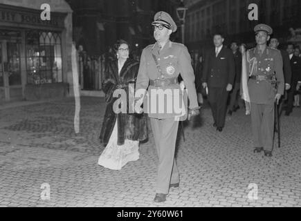 MAHENDRA KING RATNA REINE AU TOMBEAU DE LONDRES INCONNU 17 OCTOBRE 1960 Banque D'Images