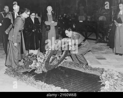 LE ROI MAHENDRA DU NÉPAL AVEC LA REINE RATNA À LONDRES LE 17 OCTOBRE 1960 Banque D'Images