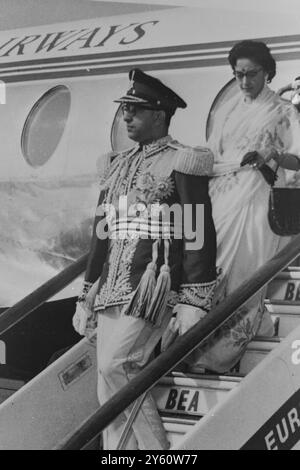 MAHENDRA KING RATNA QUEEN À L'AÉROPORT DE LONDRES LE 17 OCTOBRE 1960 Banque D'Images