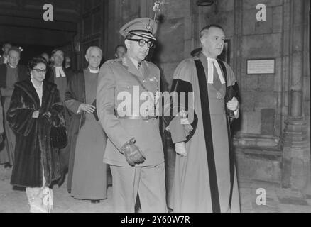 MAHENDRA KING RATNA REINE AU TOMBEAU DE LONDRES INCONNU 17 OCTOBRE 1960 Banque D'Images