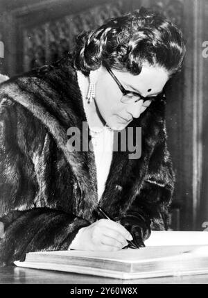 MAHENDRA KING RATNA REINE AU TOMBEAU DE LONDRES INCONNU 17 OCTOBRE 1960 Banque D'Images