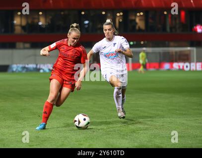 München, Deutschland 23. Septembre 2024 : Fussball, FRAUEN, GOOGLE PIXEL FRAUEN-BUNDESLIGA, saison 2024/2025, FC Bayern München - TSG 1899 Hoffenheim, Campus Georgia Stanway (FC Bayern München) (Li.) mit Selina Cerci (TSG 1899 Hoffenheim) (Re.) im Zweikampf, Angriff mit Ball Banque D'Images