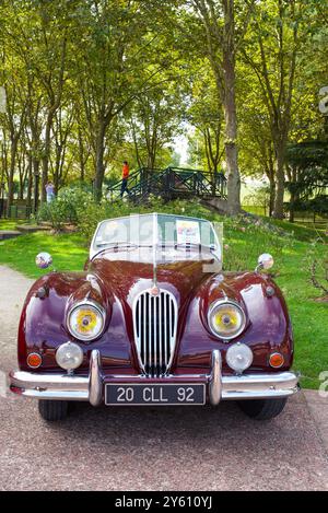 Suresnes, France 09.21.2024 Jaguar XK150 3,4 se couleur bordeaux vintage cabriolet lors d'une exposition en plein air près de Paris Banque D'Images