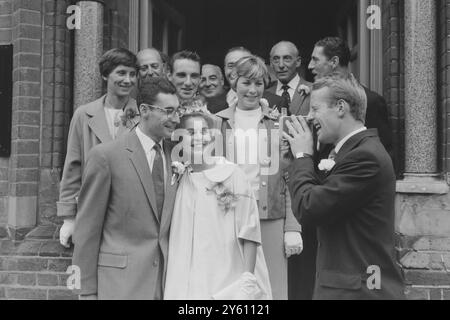 GROUPE DE MARIAGE ATHLÉTIQUE Ealing, Londres, Royaume-Uni : L'athlète photographe de cinéma David Jones prend un compte rendu permanent des événements d'aujourd'hui au bureau d'enregistrement d'Ealing quand David Segal a épousé Jackie Angove de Perivale, un ancien coureur de Middlesex. D'autres athlètes olympiques - de gauche à droite : Diane Charles, Peter Radford et Mary Bignal. Les Happy Segals seront sur la mer dans deux jours, destination USA où Dave a encore trois ans pour étudier à l'Université Furman bien qu'il espère être de retour pour les prochaines années AAA Championships et à nouveau en 1962 pour les Jeux de l'Empire. 14 SEPTEMBRE 196 Banque D'Images