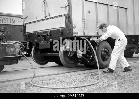 INVENTIONS VÉHICULE DE FRET PEUT FONCTIONNER RAIL OU ROUTE GARE DE MARYLEBONE 6 SEPTEMBRE 1960 Banque D'Images