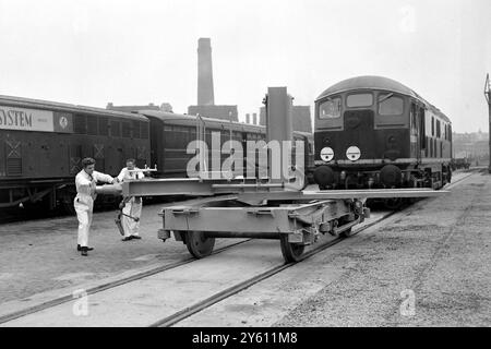 INVENTIONS VÉHICULE DE FRET PEUT FONCTIONNER RAIL OU ROUTE GARE DE MARYLEBONE 6 SEPTEMBRE 1960 Banque D'Images