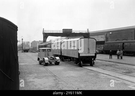 INVENTIONS VÉHICULE DE FRET PEUT FONCTIONNER RAIL OU ROUTE GARE DE MARYLEBONE 6 SEPTEMBRE 1960 Banque D'Images