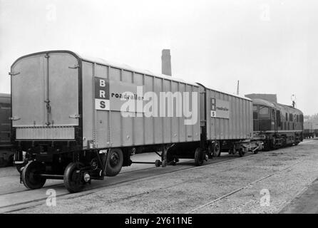 INVENTIONS VÉHICULE DE FRET PEUT FONCTIONNER RAIL OU ROUTE GARE DE MARYLEBONE 6 SEPTEMBRE 1960 Banque D'Images