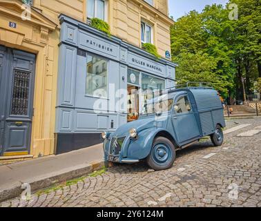 09 23 2024 - Paris, France. Façade de boulangerie traditionnelle française, patissier avec une vieille Citroën traditionnelle garée par elle. Banque D'Images