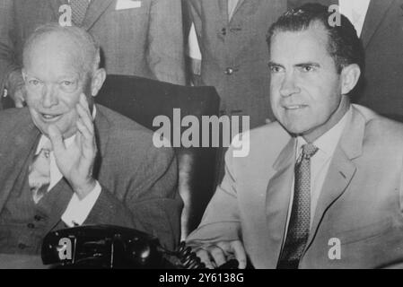 LE PRÉSIDENT AMÉRICAIN DWIGHT EISENHOWER ET LE VICE-PRÉSIDENT RICHARD NIXON À LA MAISON BLANCHE / 17 AOÛT 1960 Banque D'Images