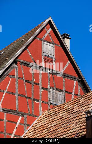 Ancienne maison à colombages dans la vieille ville médiévale historique d'Eguisheim en Alsace et sur la route des vins d'Alsace, Haut-Rhin, Grand est, France, Europe Banque D'Images