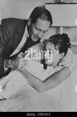 L'ACTRICE AUDREY HEPBURN AVEC SON MARI L'ACTEUR MEL FERRER ET LEUR BÉBÉ SEAN 23 JUILLET 1960 Banque D'Images