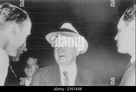 ANCIEN PRÉSIDENT AMÉRICAIN HERBERT HOOVER À L'AÉROPORT DE LONDRES / 25 JUILLET 1960 Banque D'Images